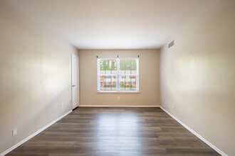 Forest Pine Apartments in Franklin, VA - Foto de edificio - Building Photo