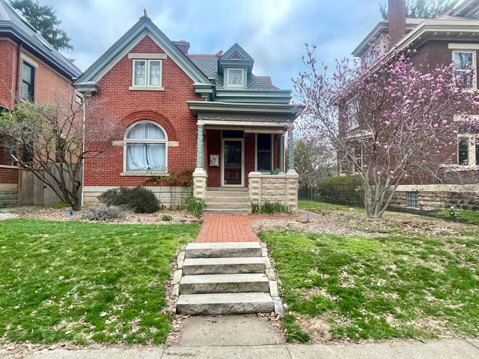 290 E Deshler Ave in Columbus, OH - Building Photo