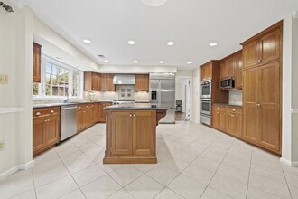 10317 Hickory Forest Dr in Oakton, VA - Building Photo - Building Photo