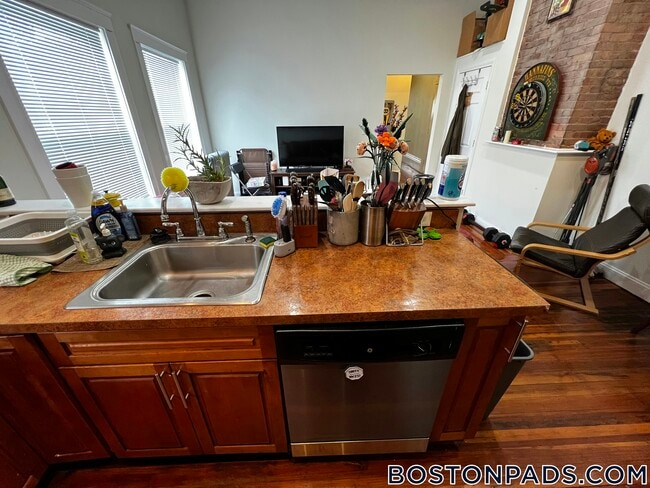 358 Broadway, Unit 2 in Somerville, MA - Foto de edificio - Building Photo