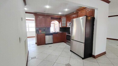 9531 NW 8th St in Pembroke Pines, FL - Building Photo - Building Photo
