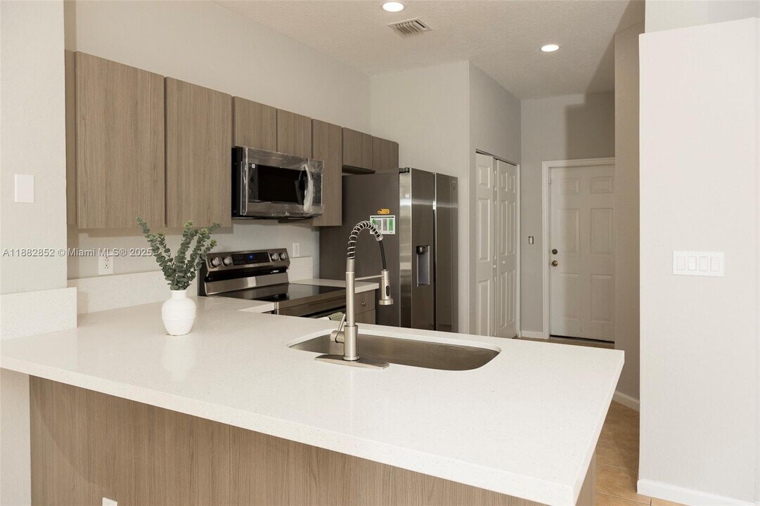 5662 Enclave Pl in Lauderhill, FL - Building Photo