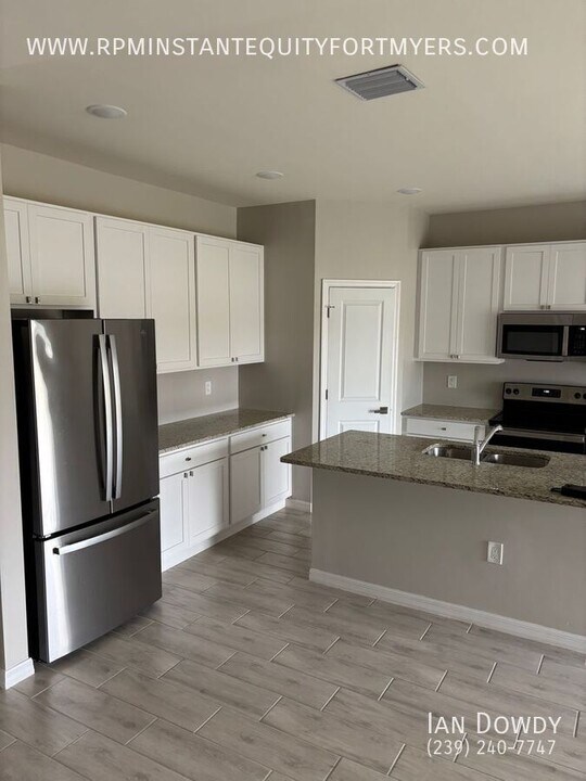 706 Hightower Ave S in Lehigh Acres, FL - Building Photo