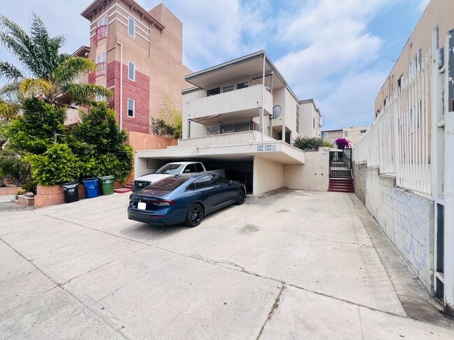1142 Serrano Ave in Los Angeles, CA - Building Photo - Building Photo