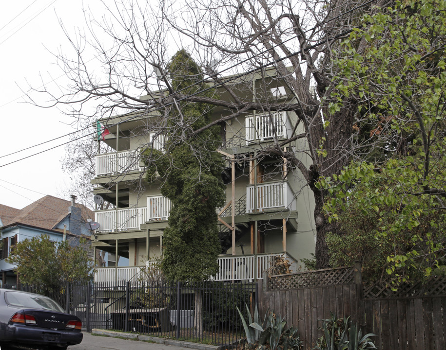 Redwood Crest Apartments in Oakland, CA - Building Photo