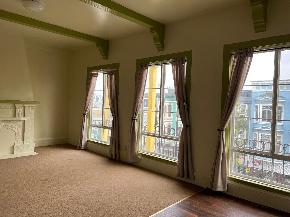 876 Valencia St in San Francisco, CA - Building Photo