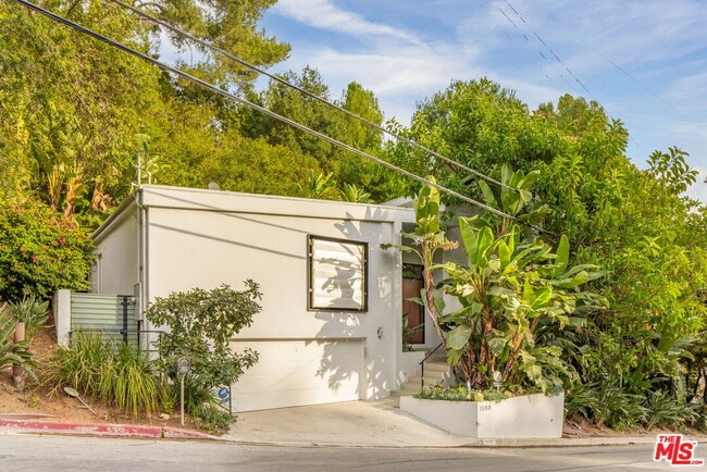 1588 N Doheny Dr in Los Angeles, CA - Building Photo - Building Photo