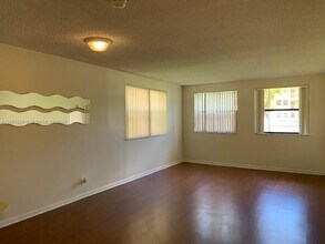 8180 Geneva Ct in Doral, FL - Building Photo - Building Photo