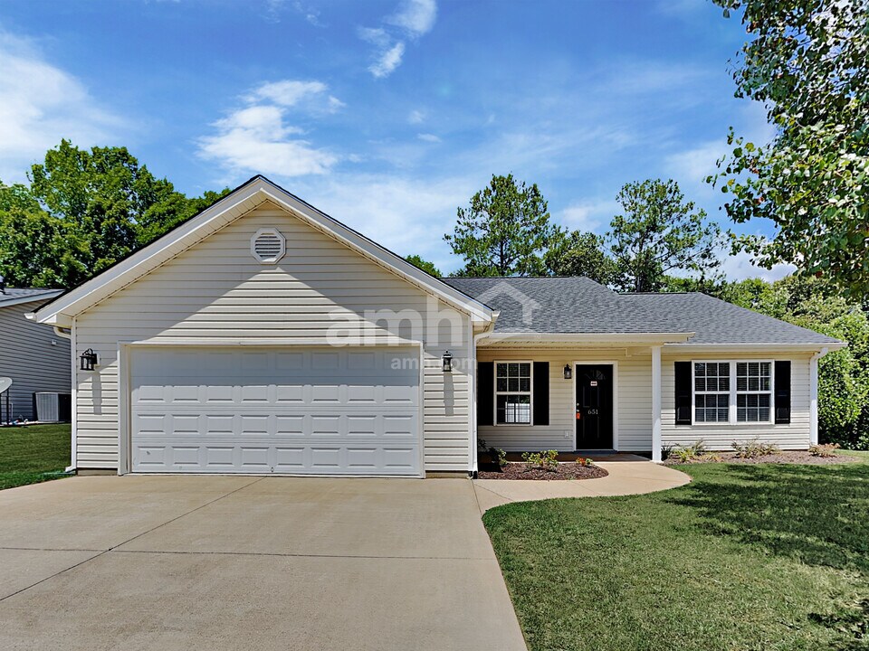 651 Grover Dr in Lyman, SC - Building Photo