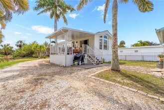7270 Pinehurst Rd in Bokeelia, FL - Foto de edificio - Building Photo