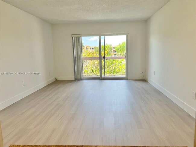 7860 Camino Real in Miami, FL - Building Photo - Building Photo