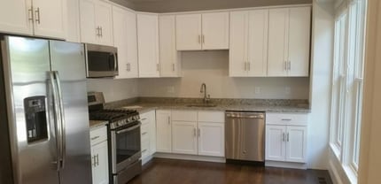 2044 Beacon St, Unit #2 in Waban, MA - Foto de edificio - Building Photo