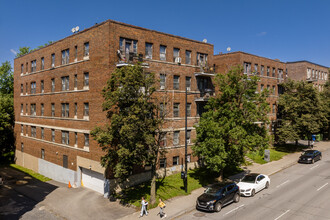 Queen Mary Apartments in Montréal, QC - Building Photo - Building Photo