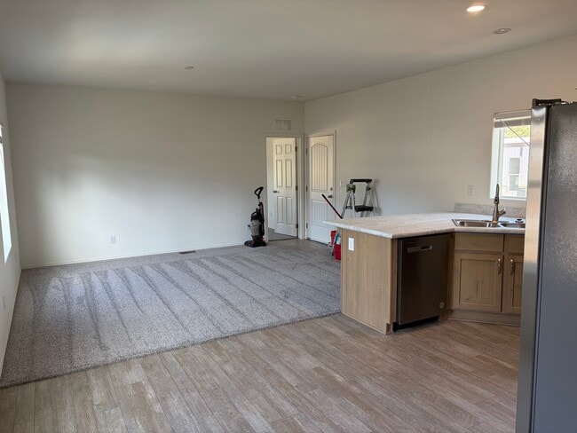 2000 E Frontier Ave in Flagstaff, AZ - Foto de edificio - Building Photo