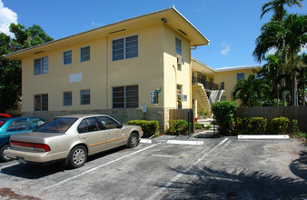 1775 NE 116th Rd in Miami, FL - Foto de edificio - Building Photo