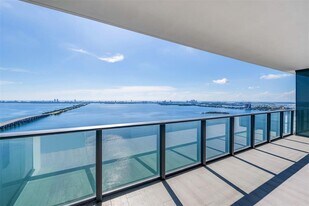 3131 NE 7th Ave, Unit 4104 in Miami, FL - Building Photo