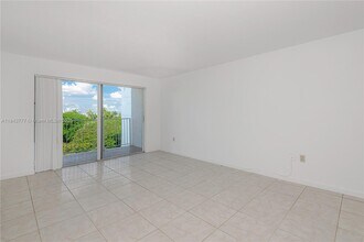 1975 Normandy Dr in Miami Beach, FL - Foto de edificio - Building Photo