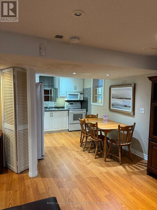 6921 GOLDEN HILLS Way in Mississauga, ON - Building Photo