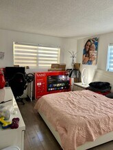 623 NE 2nd St in Hallandale Beach, FL - Foto de edificio - Building Photo
