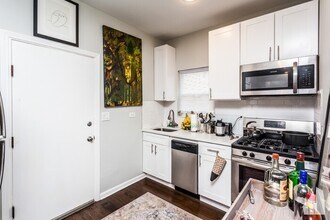 1411 W Flournoy St-Unit -O1 in Chicago, IL - Building Photo - Building Photo