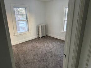 236 Glenmont Rd in Glenmont, NY - Foto de edificio - Building Photo