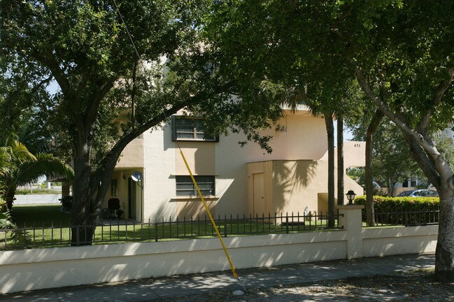 425 Swallow Dr in Miami, FL - Foto de edificio - Building Photo