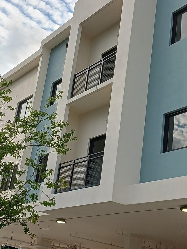 29 Palmetto Dr, Unit 7 in Miami Springs, FL - Foto de edificio - Building Photo