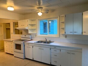 91738 Cape Arago Hwy in Coos Bay, OR - Building Photo - Building Photo