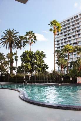 1450 Brickell Bay Dr in Miami, FL - Foto de edificio