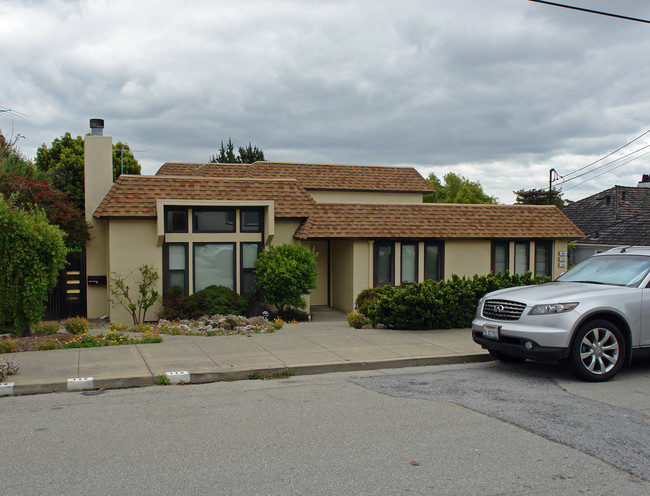 108 El Paseo in Millbrae, CA - Foto de edificio - Building Photo