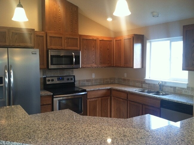 2212 NE Arapahoe Ct in Redmond, OR - Building Photo - Building Photo