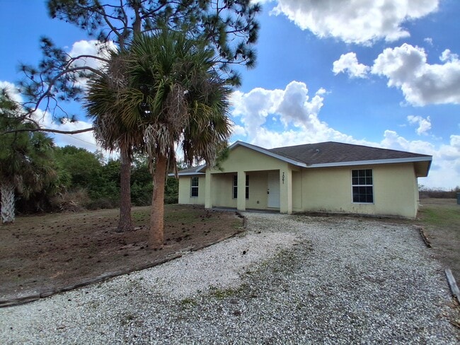 7061 Tide Cir in La Belle, FL - Building Photo - Building Photo
