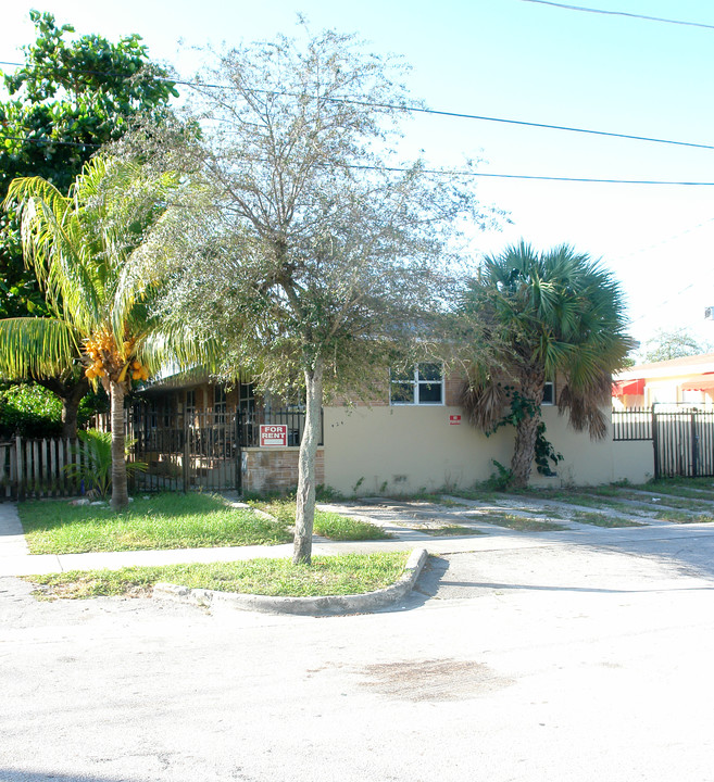 424 NE 64th St in Miami, FL - Foto de edificio