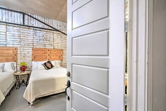 3704 San Bernardo Ave in Laredo, TX - Foto de edificio - Building Photo