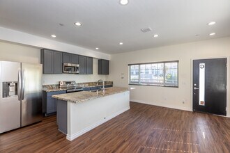 MBAY GATEWAY SUITES in San Diego, CA - Building Photo - Interior Photo