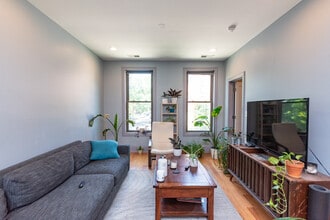 2627 W Hirsch St, Unit 2 in Chicago, IL - Foto de edificio - Building Photo