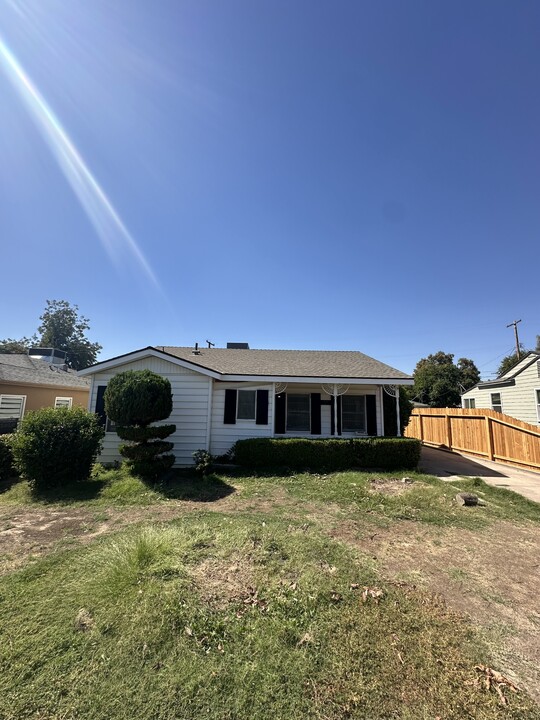 2520 La Siesta Dr in Bakersfield, CA - Foto de edificio