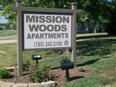 Mission Woods in Ottawa, KS - Foto de edificio