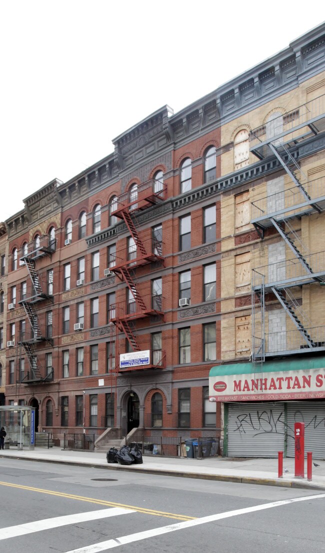386 Manhattan Avenue in New York, NY - Building Photo - Building Photo