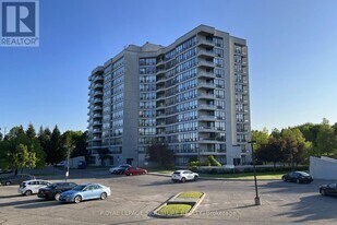 10 Laurelcrest St in Brampton, ON - Building Photo