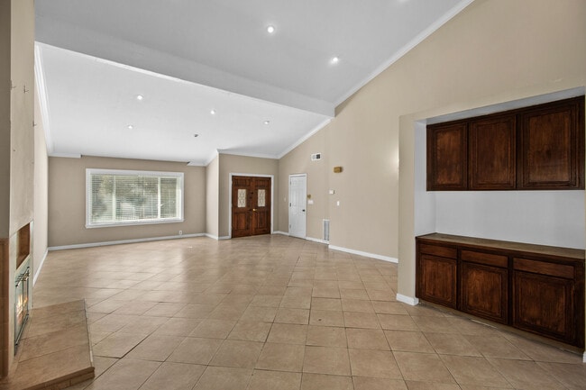 18123 Delano St in Los Angeles, CA - Building Photo - Building Photo