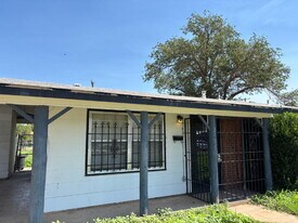 2707 E 9th St in Lubbock, TX - Building Photo