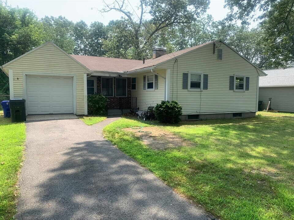 87 Carnavon Cir in Springfield, MA - Building Photo