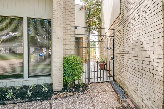 property at 923 Cranberry Hill Ct