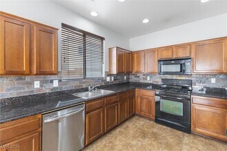 8124 Lake Geneva Ct in Las Vegas, NV - Building Photo - Building Photo