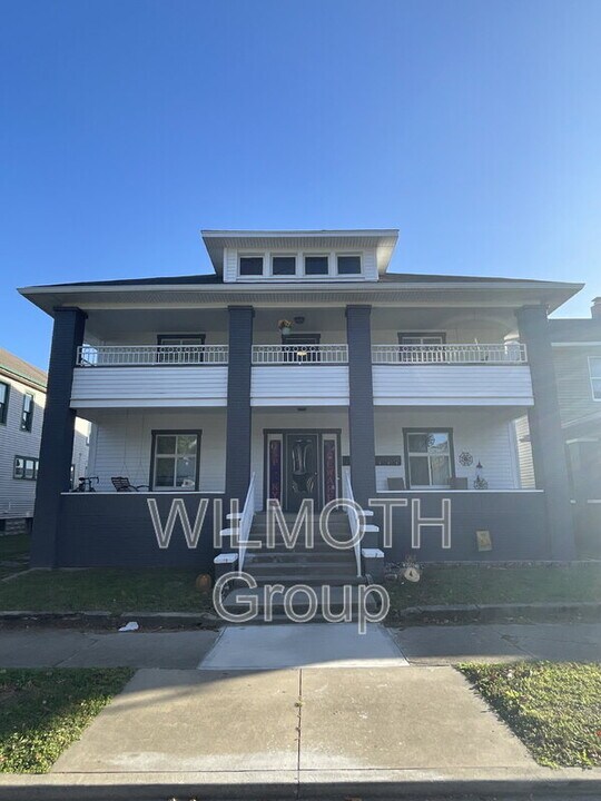 129 W Hendricks St in Shelbyville, IN - Building Photo