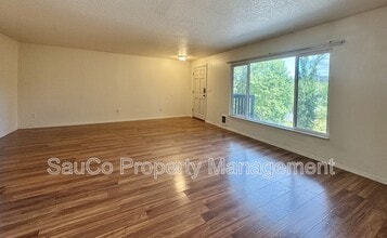 5558 SW Beaverton Hillsdale Hwy in Portland, OR - Building Photo - Building Photo