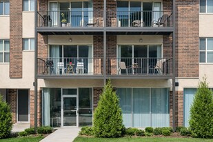5202 Washington St, Unit 308R in Downers Grove, IL - Building Photo