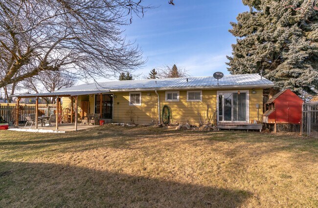 104 W 1st St in Waterville, WA - Building Photo - Building Photo