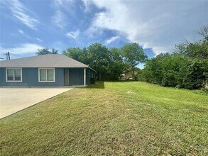 513 W China St in Lockhart, TX - Building Photo - Building Photo